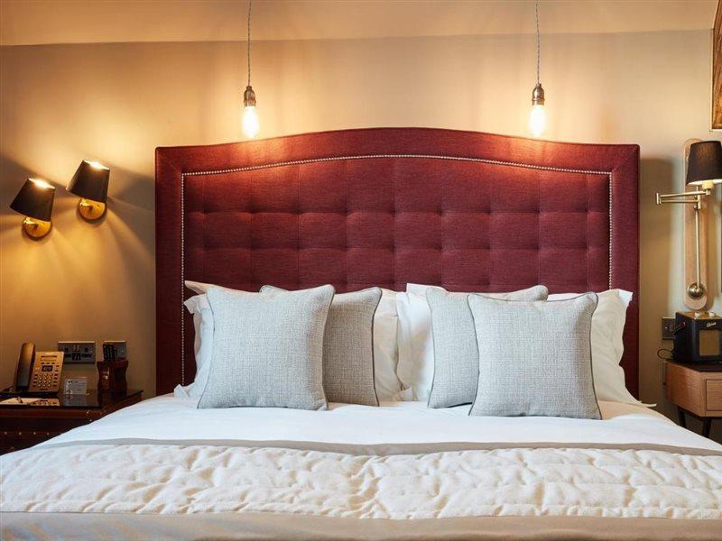 Oddfellows On The Park Cheadle  Exterior foto A bed with a headboard