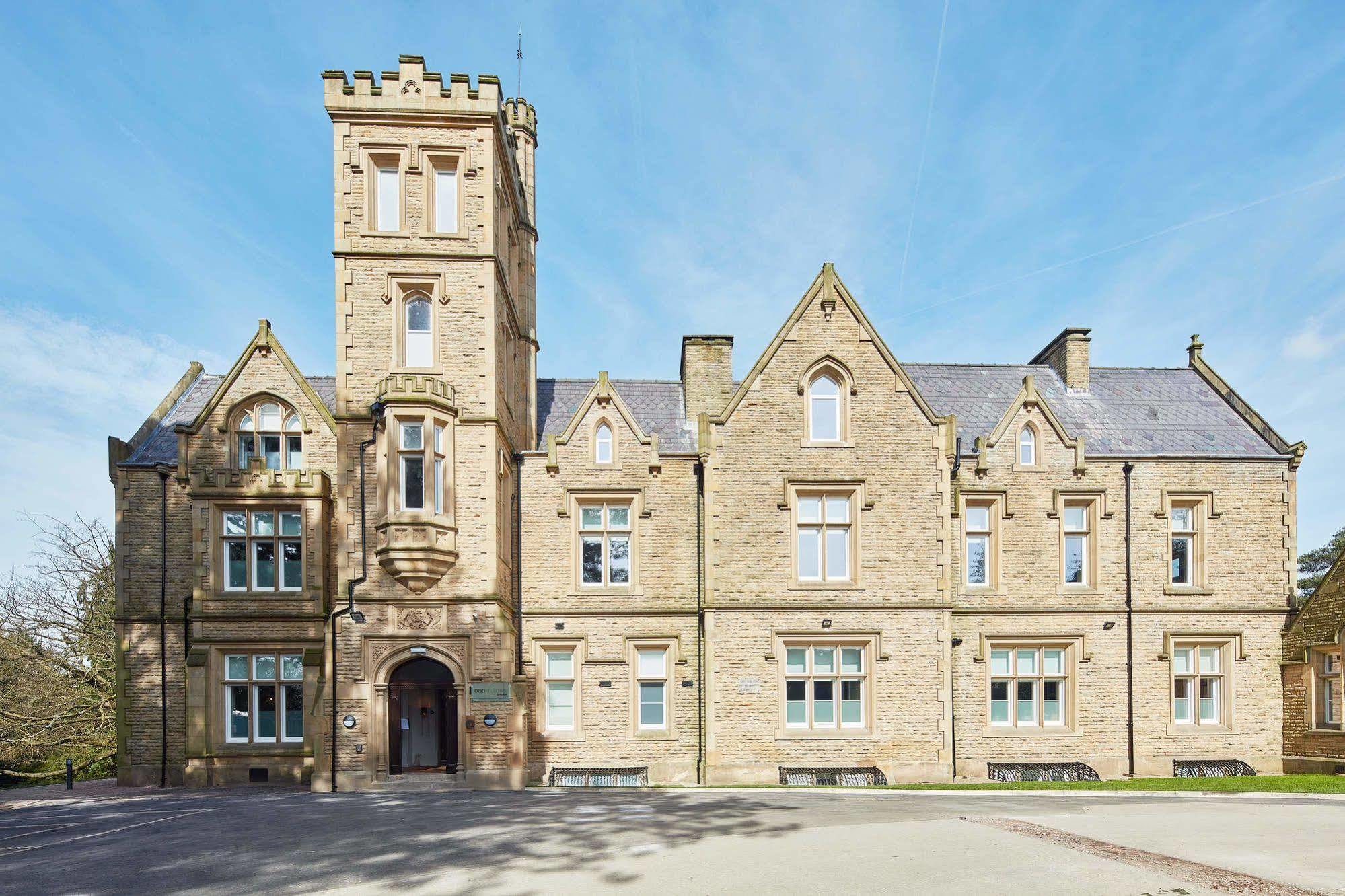 Oddfellows On The Park Cheadle  Exterior foto The former County Hospital, now the University of Huddersfield